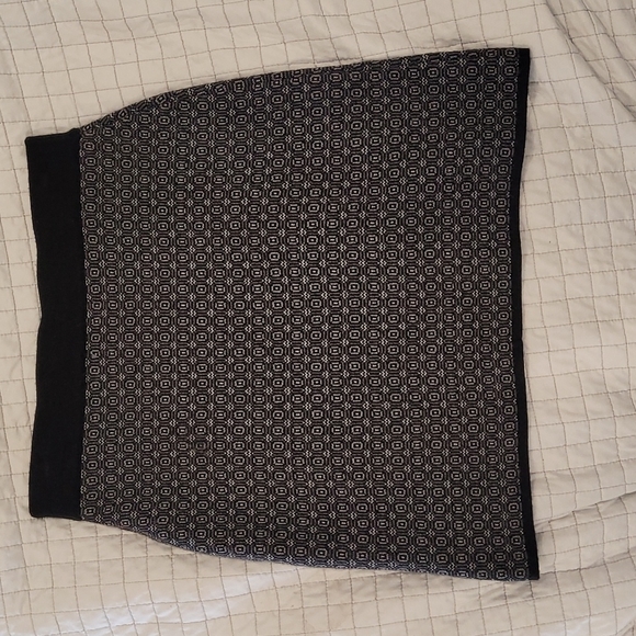 Knee length black and white patterned skirt - Picture 2 of 3